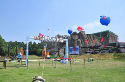 Cứ mỗi năm một lần, công ty Facebook sẽ thuê một công viên và toàn bộ nhân viên sẽ đến đó để chơi và thư giãn. Cứ mỗi năm một lần, công ty Facebook sẽ thuê một công viên và toàn bộ nhân viên sẽ đến đó để chơi và thư giãn