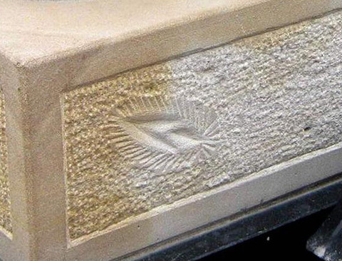 Hình "vùng kín" của bà Milena được khắc lên mộ bà. Ảnh: Wothappening Hình