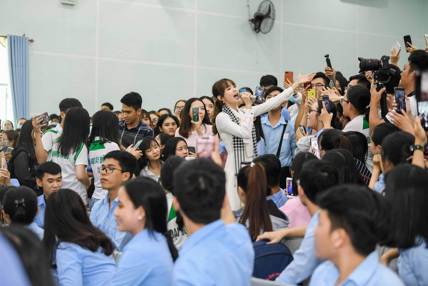 Hoa hậu Hà Kiều Anh: 'Sách quý dạy nghĩ tích cực, sống năng lượng' ảnh 8