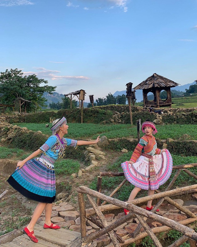 Chi Pu - Quỳnh Anh Shyn mặc váy dân tộc tấu hài cực lầy ở Sapa ảnh 8