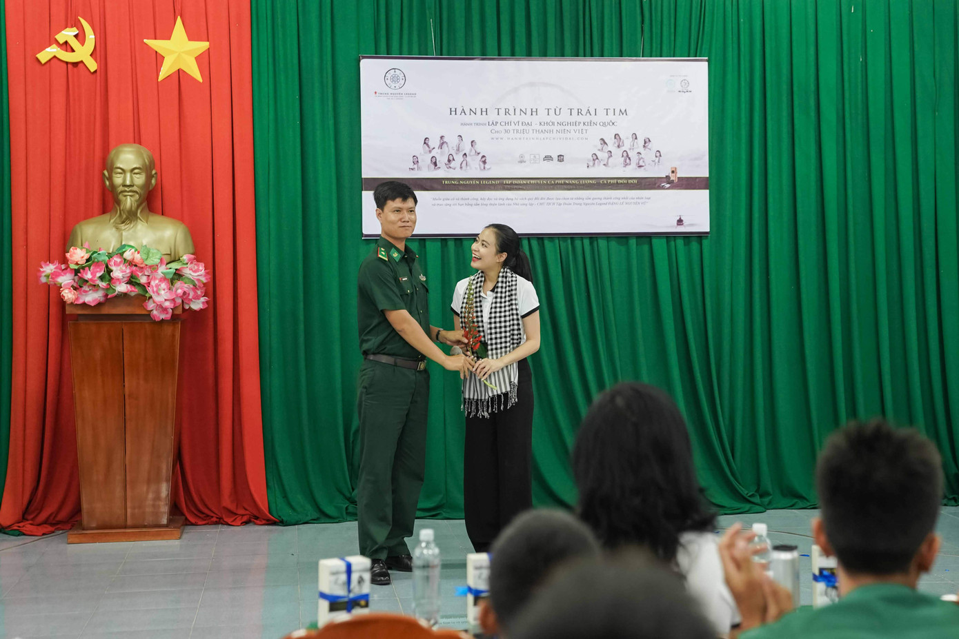 Hoa hậu Giáng My: 'Phải là người thông tuệ mới chọn sách đi tặng mọi người' ảnh 7