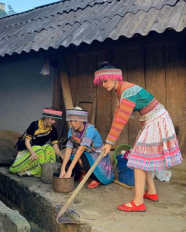 Chi Pu - Quỳnh Anh Shyn mặc váy dân tộc tấu hài cực lầy ở Sapa ảnh 3