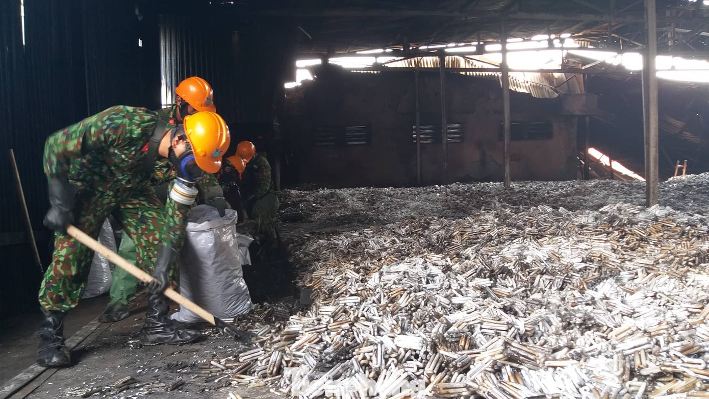 Binh chủng Hóa học tiến hành tẩy độc tại Công ty Rạng Đông ảnh 13