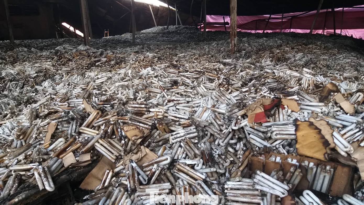 Binh chủng Hóa học tiến hành tẩy độc tại Công ty Rạng Đông ảnh 12