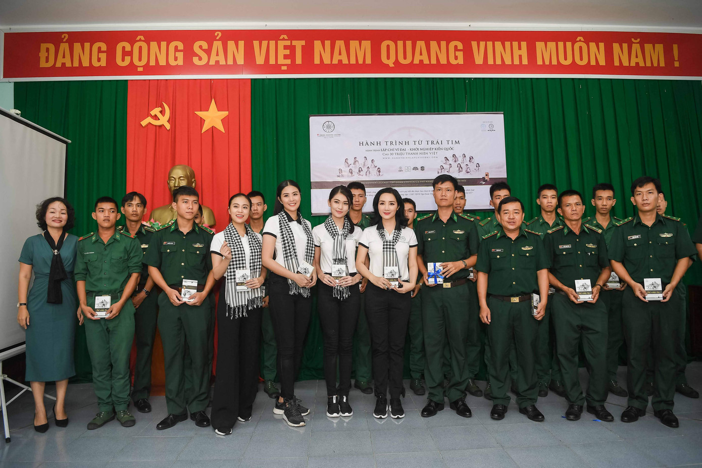 Hoa hậu Giáng My: 'Phải là người thông tuệ mới chọn sách đi tặng mọi người' ảnh 9