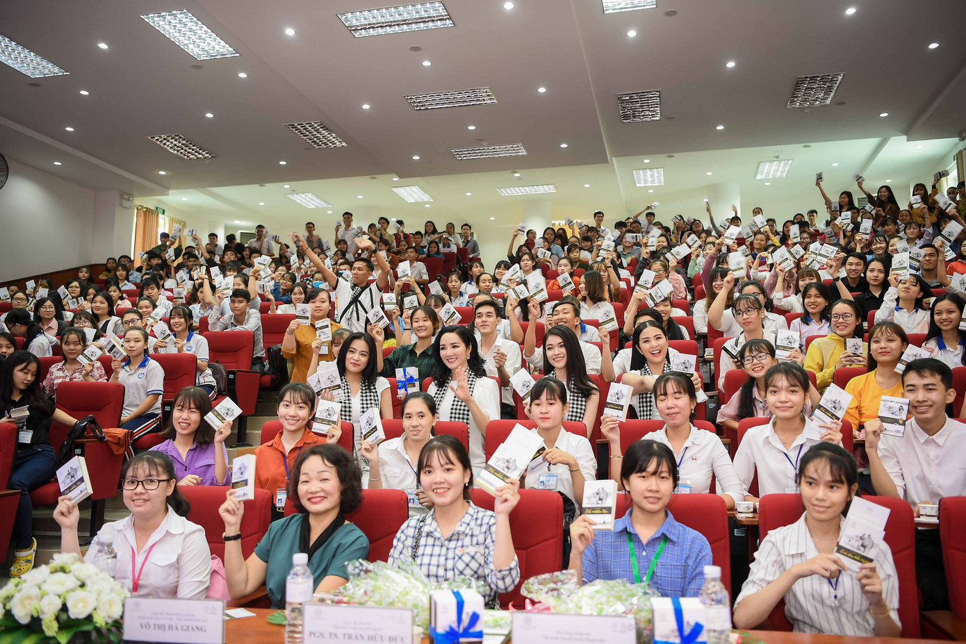 Hoa hậu Giáng My: 'Phải là người thông tuệ mới chọn sách đi tặng mọi người' ảnh 3