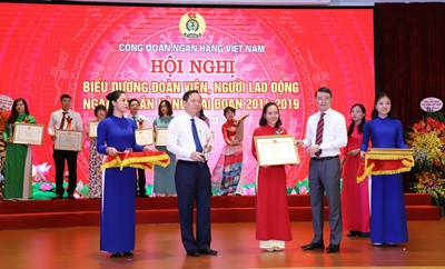 Những bông hoa đẹp ngành ngân hàng ảnh 2