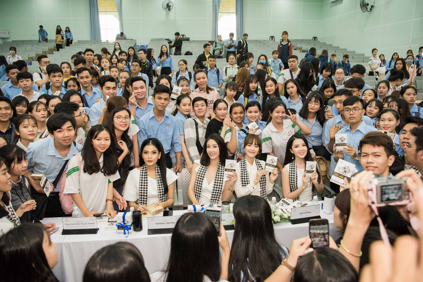 Hoa hậu Hà Kiều Anh: 'Sách quý dạy nghĩ tích cực, sống năng lượng' ảnh 10