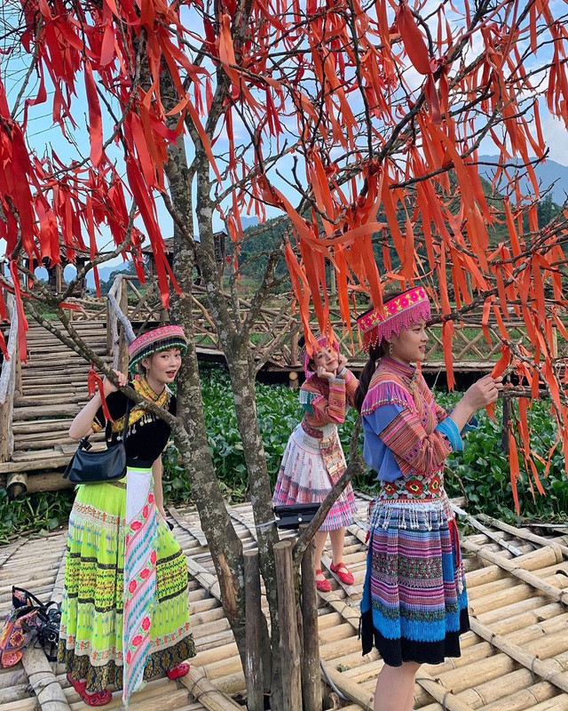 Chi Pu - Quỳnh Anh Shyn mặc váy dân tộc tấu hài cực lầy ở Sapa ảnh 7