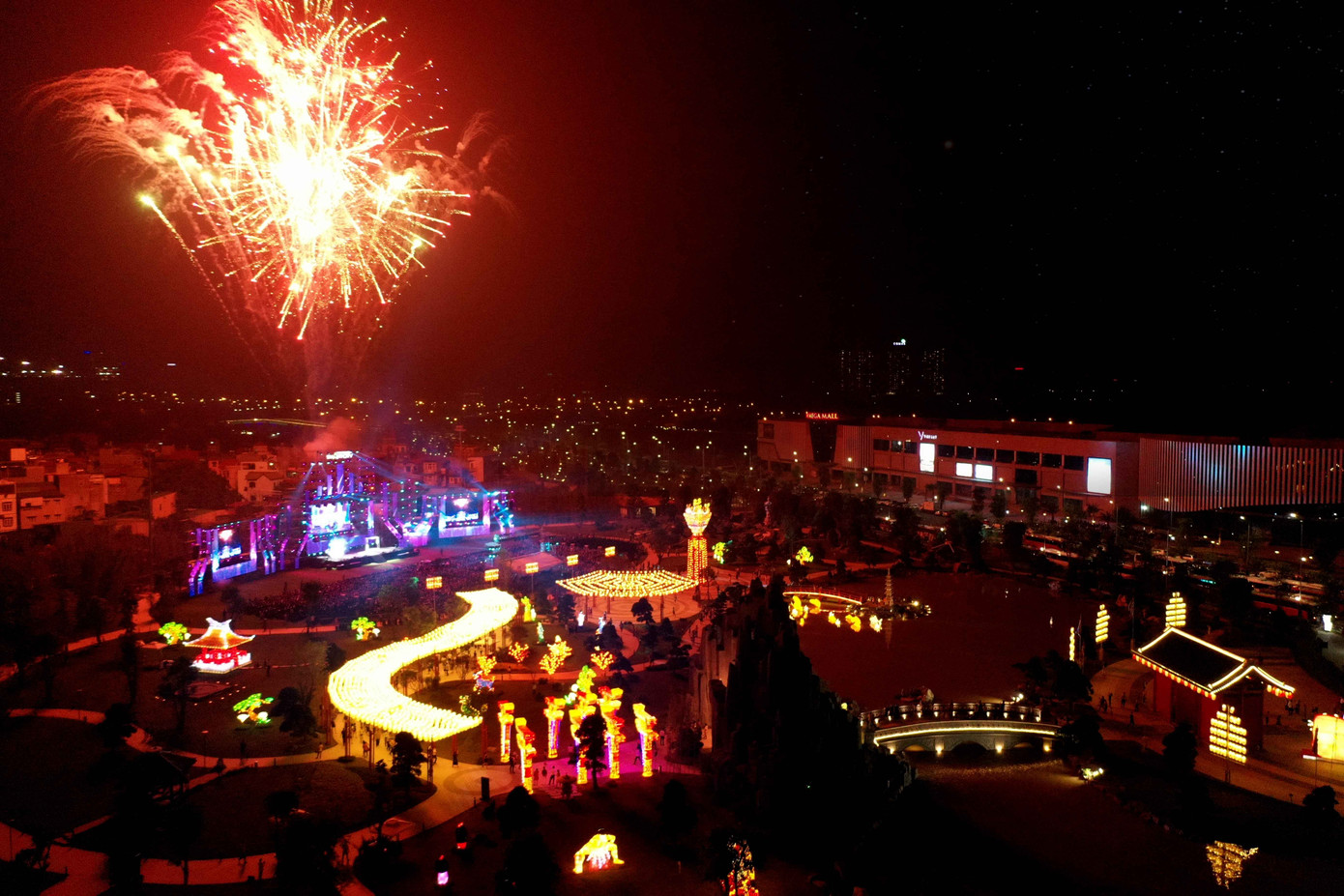 Cư dân Vinhomes Smart City được thưởng ngoạn lễ hội đèn lồng mỗi ngày ảnh 1