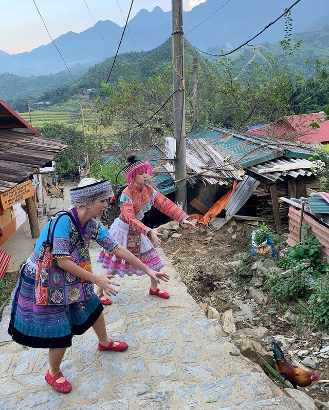 Chi Pu - Quỳnh Anh Shyn mặc váy dân tộc tấu hài cực lầy ở Sapa ảnh 2