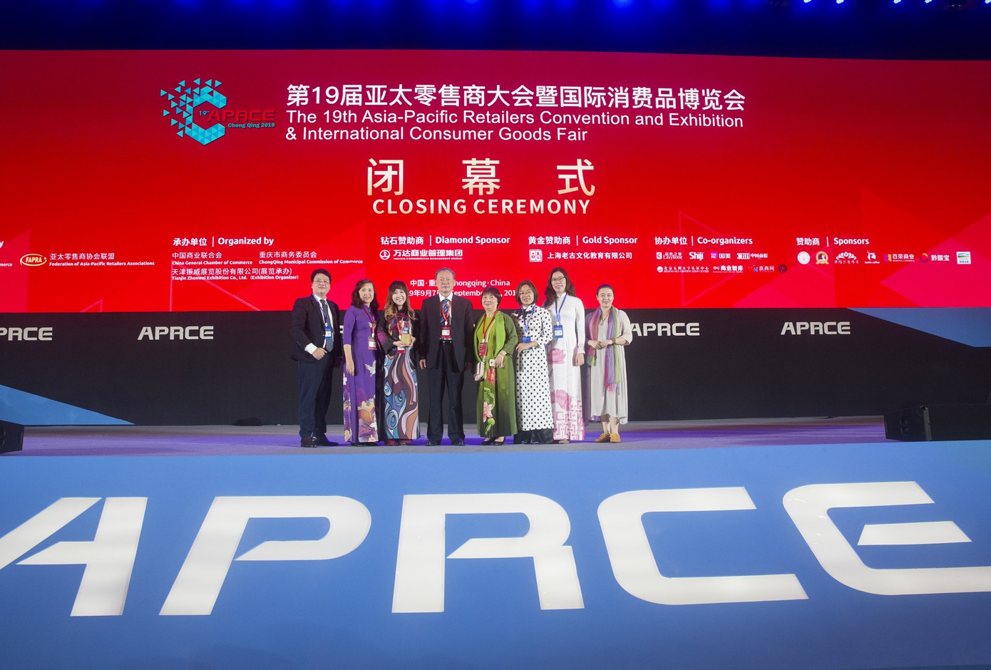 VinMart & VinMart+ nhận giải 'Nhà bán lẻ Xanh' từ Liên đoàn Hiệp hội bán lẻ ảnh 1