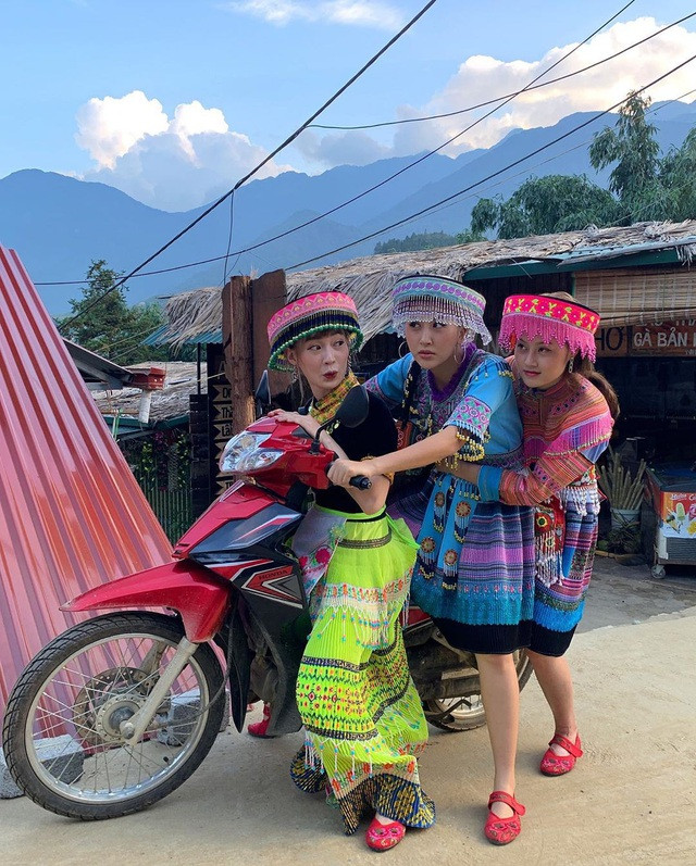 Chi Pu - Quỳnh Anh Shyn mặc váy dân tộc tấu hài cực lầy ở Sapa ảnh 4