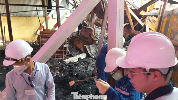 Binh chủng Hóa học tiến hành tẩy độc tại Công ty Rạng Đông ảnh 8