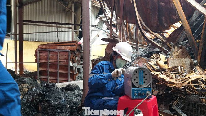 Binh chủng Hóa học tiến hành tẩy độc tại Công ty Rạng Đông ảnh 3