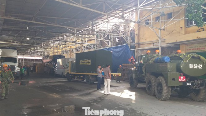 Binh chủng Hóa học tiến hành tẩy độc tại Công ty Rạng Đông ảnh 1