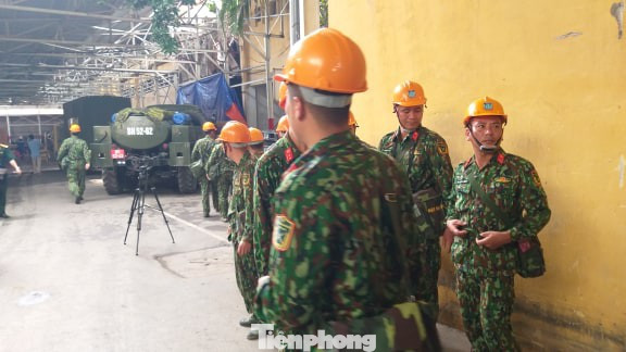 Binh chủng Hóa học tiến hành tẩy độc tại Công ty Rạng Đông ảnh 6