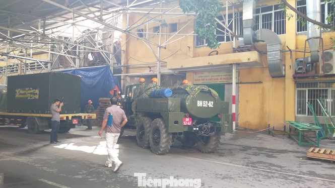 Binh chủng Hóa học tiến hành tẩy độc tại Công ty Rạng Đông ảnh 2