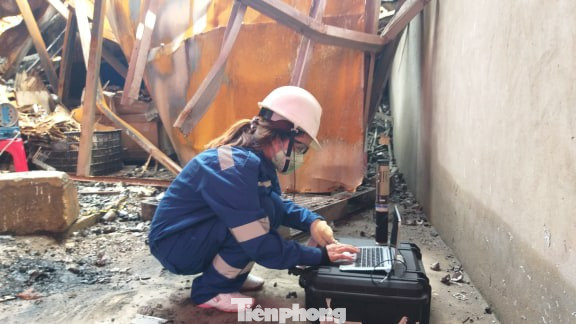 Binh chủng Hóa học tiến hành tẩy độc tại Công ty Rạng Đông ảnh 9