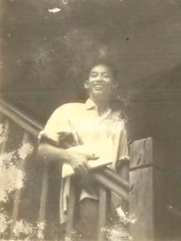 Nguyễn Bang trên cầu thang trường cấp 3 Nguyễn Trãi (1960)