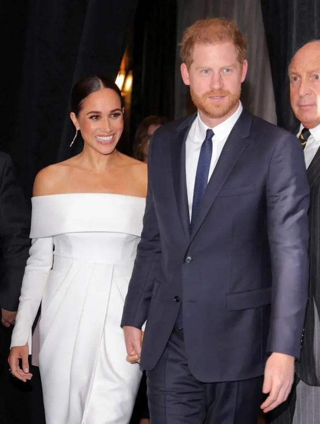 Harry và Meghan gây sóng gió cho Hoàng gia Anh với bộ phim tài liệu mới. Ảnh: Reuters.