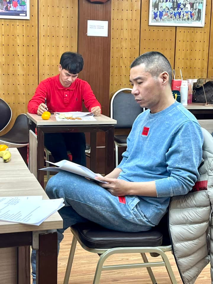 Theo nguồn tin riêng của Tiền Phong, NSND Công Lý luôn có mặt trong tất cả buổi tập Táo quân 2023. Tinh thần nam nghệ sĩ phấn chấn, sức khỏe cơ bản ổn định. “Thời gian đầu Công Lý được bà xã đưa tới phòng tập. Về sau, anh chủ động việc đi lại và thời gian tập luyện cùng ê-kíp. Mọi người lo lắng cho sức khỏe của Công Lý và đề nghị anh chỉ cần đến những buổi có thoại của mình nhưng Công Lý chưa vắng mặt buổi nào. Tinh thần làm việc và trách nhiệm của Công Lý với chương trình khiến mọi người cảm động”, nguồn tin cho hay. Theo nguồn tin riêng của Tiền Phong, NSND Công Lý luôn có mặt trong tất cả buổi tập Táo quân 2023. Tinh thần nam nghệ sĩ phấn chấn, sức khỏe cơ bản ổn định. “Thời gian đầu Công Lý được bà xã đưa tới phòng tập. Về sau, anh chủ động việc đi lại và thời gian tập luyện cùng ê-kíp. Mọi người lo lắng cho sức khỏe của Công Lý và đề nghị anh chỉ cần đến những buổi có thoại của mình nhưng Công Lý chưa vắng mặt buổi nào. Tinh thần làm việc và trách nhiệm của Công Lý với chương trình khiến mọi người cảm động”, nguồn tin cho hay.