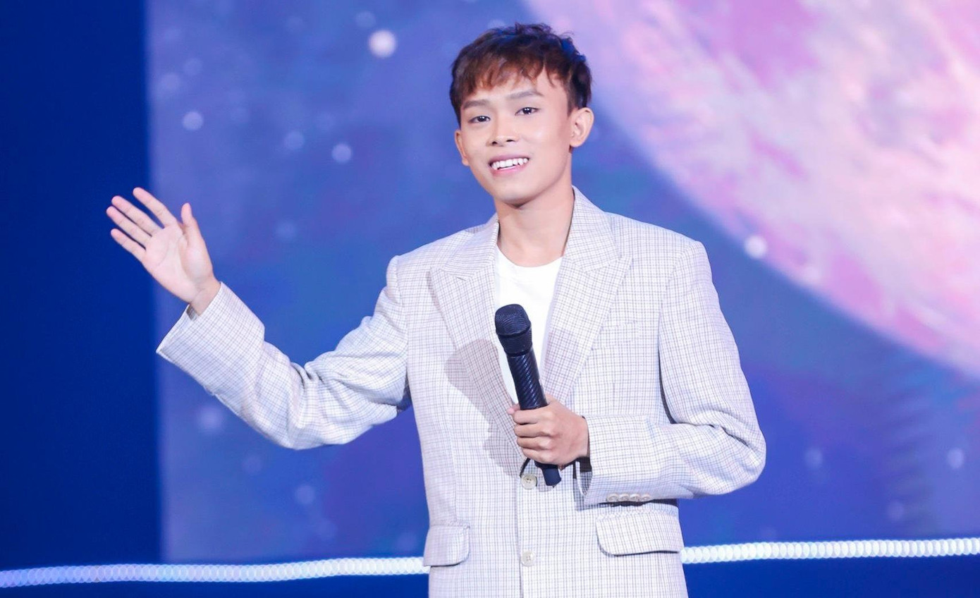 Hồ Văn Cường trong show diễn đêm 3/12 tại Hà Nội. Ảnh: NVCC.