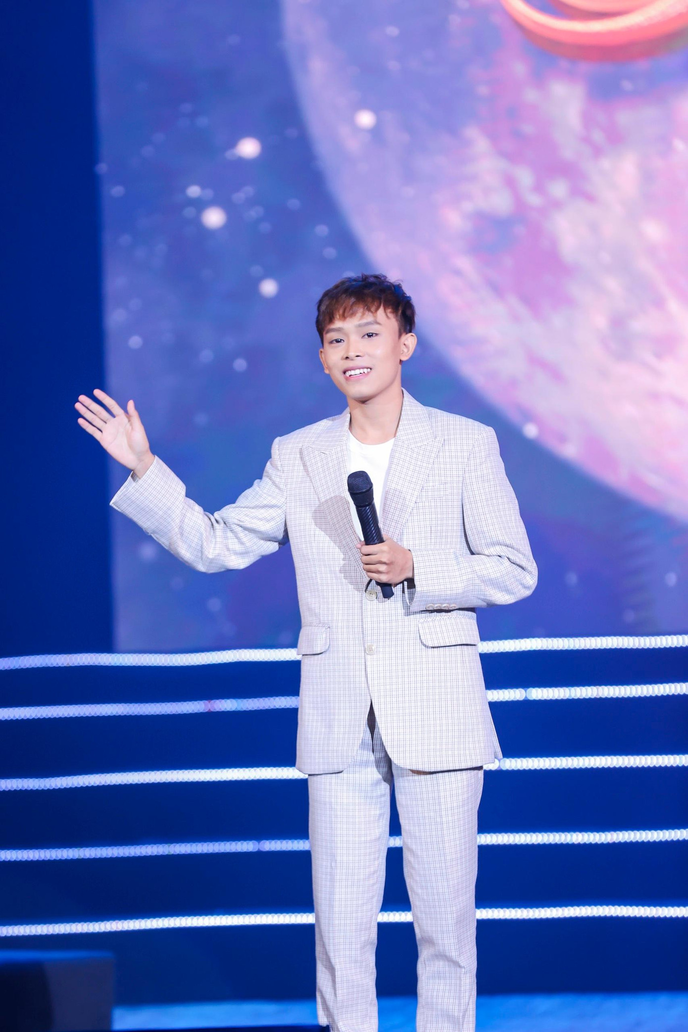 Hồ Văn Cường trong show diễn đêm 3/12 tại Hà Nội. Ảnh: NVCC.