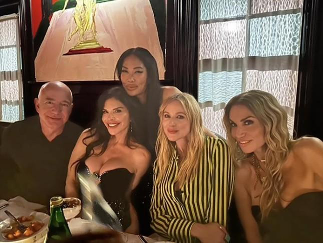 Tỷ phú Jeff Bezos tổ chức tiệc tối thân mật cho bạn gái 3 năm vào dịp sinh nhật lần thứ 53. Ảnh: IG.