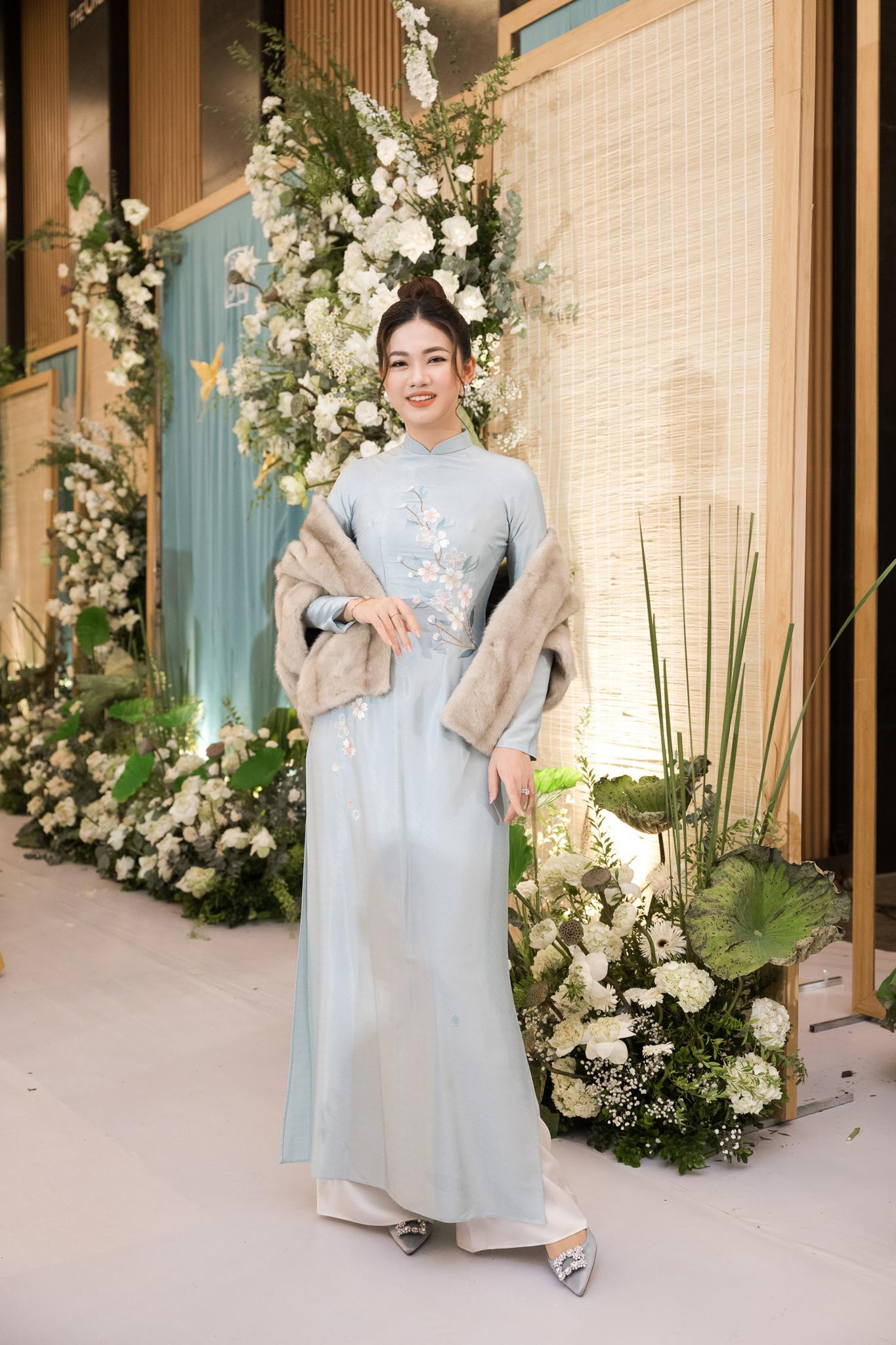 Á hậu Thanh Tú diện áo dài màu xanh nền nã dự đám cưới đàn chị. Sau khi kết hôn, Thanh Tú hạn chế tham gia các hoạt động showbiz. Cô lui về hậu trường, tập trung chăm lo cho tổ ấm của mình và mở công ty riêng. Cô lên xe hoa năm 2018 và hiện đã là mẹ của hai con. Á hậu Thanh Tú diện áo dài màu xanh nền nã dự đám cưới đàn chị. Sau khi kết hôn, Thanh Tú hạn chế tham gia các hoạt động showbiz. Cô lui về hậu trường, tập trung chăm lo cho tổ ấm của mình và mở công ty riêng. Cô lên xe hoa năm 2018 và hiện đã là mẹ của hai con.