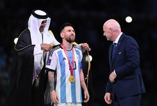 Tiểu vương Qatar Tamim bin Hamad Al Thani đích thân khoác bisht cho Messi. Ảnh: Getty Images.