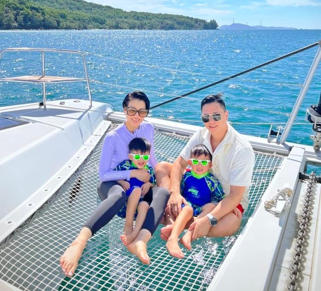 Hồ Hạnh Nhi cùng chồng và hai con đi nghỉ dưỡng tại đảo Phú Quốc. Hồ Hạnh Nhi cùng chồng và hai con đi nghỉ dưỡng tại đảo Phú Quốc.