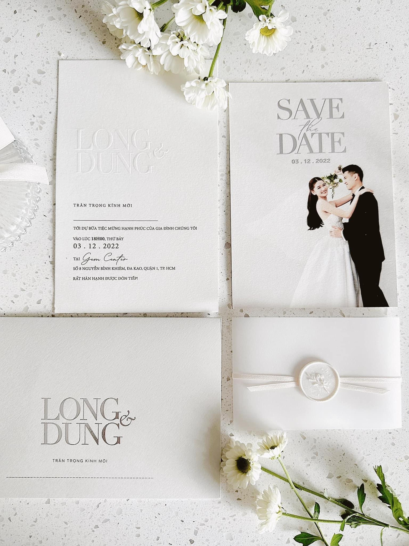 Thiệp cưới của Á hậu Thùy Dung lấy tông trắng làm chủ đạo, được thiết kế khá đơn giản nhưng tinh tế.