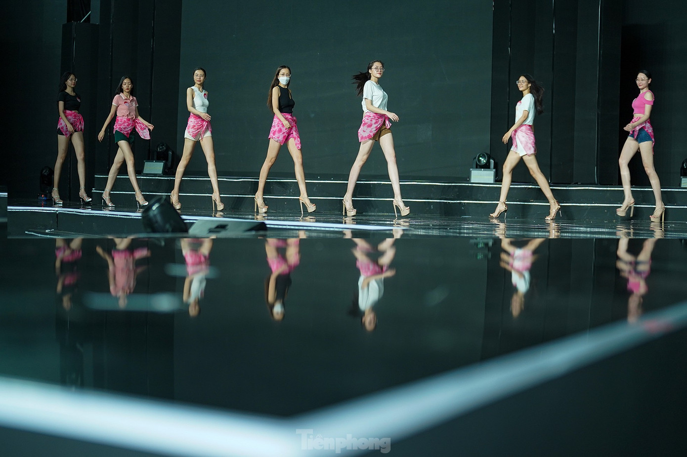 Các thí sinh tích cực tập luyện chuẩn bị cho đêm chung kết. Ảnh: Phạm Nguyễn.