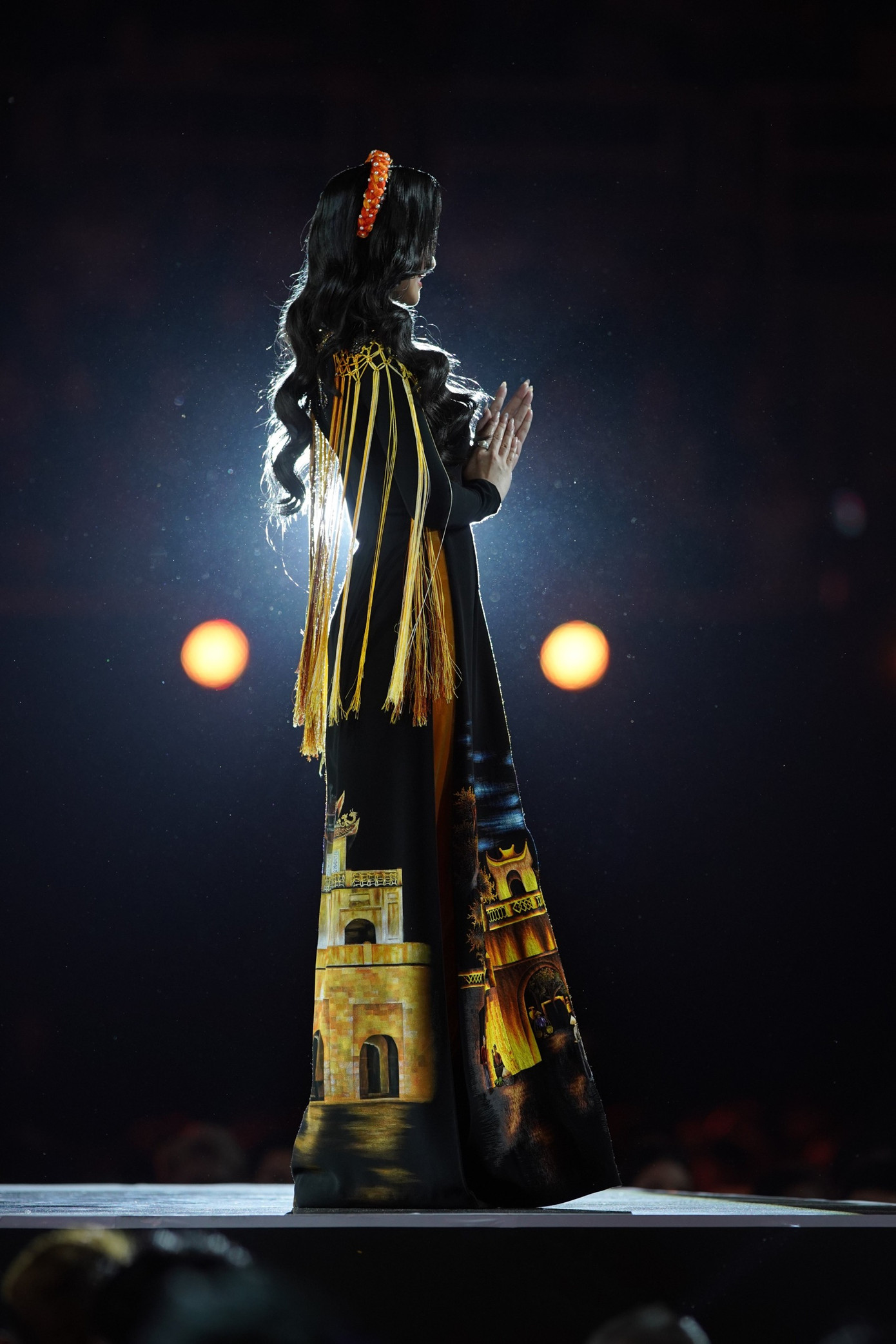 Các thiết kế áo dài của NTK Ngô Nhật Huy mang tên Thoáng Tây Bắc có tông màu nhẹ nhàng, thơ mộng tựa vẻ đẹp của thiên nhiên Tây Bắc.