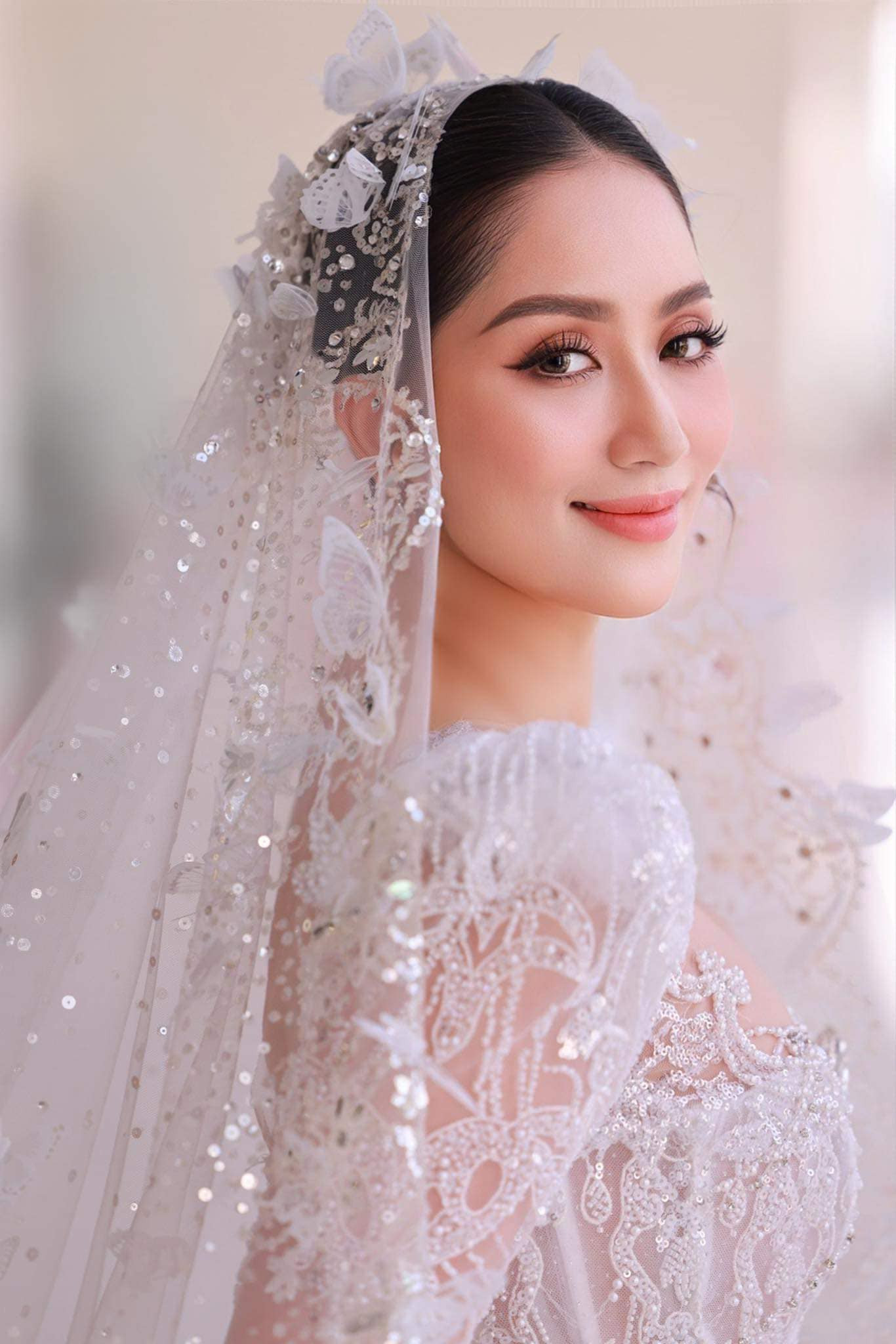 Sau 13 năm gắn bó với Phan Hiển và có 2 con chung, Khánh Thi chính thức được mặc váy cô dâu tiến vào lễ đường. Trong hôn lễ, cô nghẹn ngào chia sẻ: "Anh là người làm tổn thương em rất nhiều, em đã khóc rất nhiều nhưng tất cả những gì em yêu cầu, mong muốn anh đều làm hết. Em không muốn xa anh. Những lúc em buồn nhất anh đã luôn ở bên em, em chưa yêu một ai chiều em như anh. Ngày hôm nay tôi thật sự đã tìm thấy chồng mình". Sau 13 năm gắn bó với Phan Hiển và có 2 con chung, Khánh Thi chính thức được mặc váy cô dâu tiến vào lễ đường. Trong hôn lễ, cô nghẹn ngào chia sẻ: "Anh là người làm tổn thương em rất nhiều, em đã khóc rất nhiều nhưng tất cả những gì em yêu cầu, mong muốn anh đều làm hết. Em không muốn xa anh. Những lúc em buồn nhất anh đã luôn ở bên em, em chưa yêu một ai chiều em như anh. Ngày hôm nay tôi thật sự đã tìm thấy chồng mình".