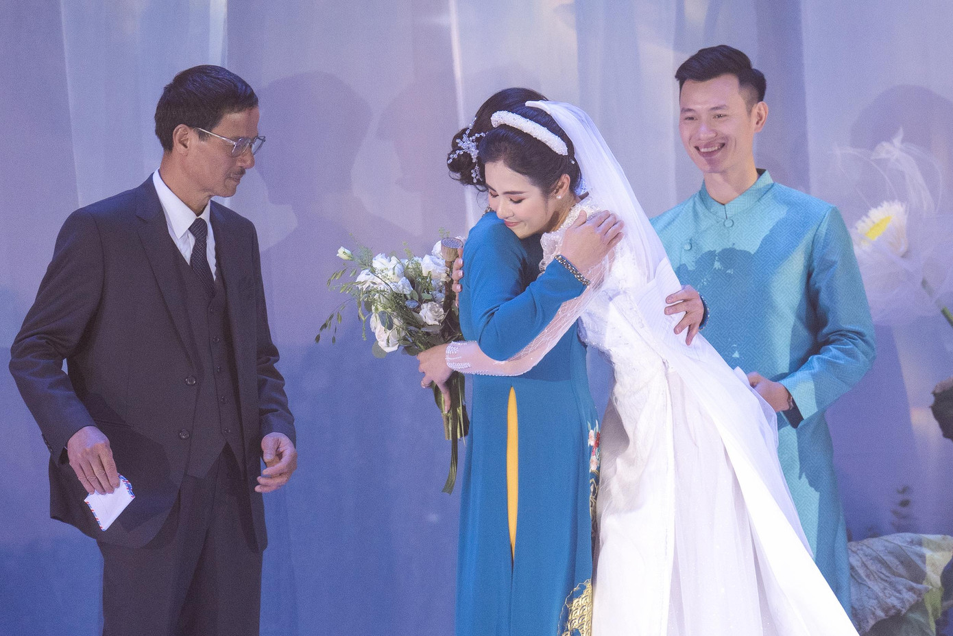 Ngọc Hân bật khóc khi nghe những lời dặn dò và chúc phúc từ mẹ đẻ. Ngọc Hân bật khóc khi nghe những lời dặn dò và chúc phúc từ mẹ đẻ.