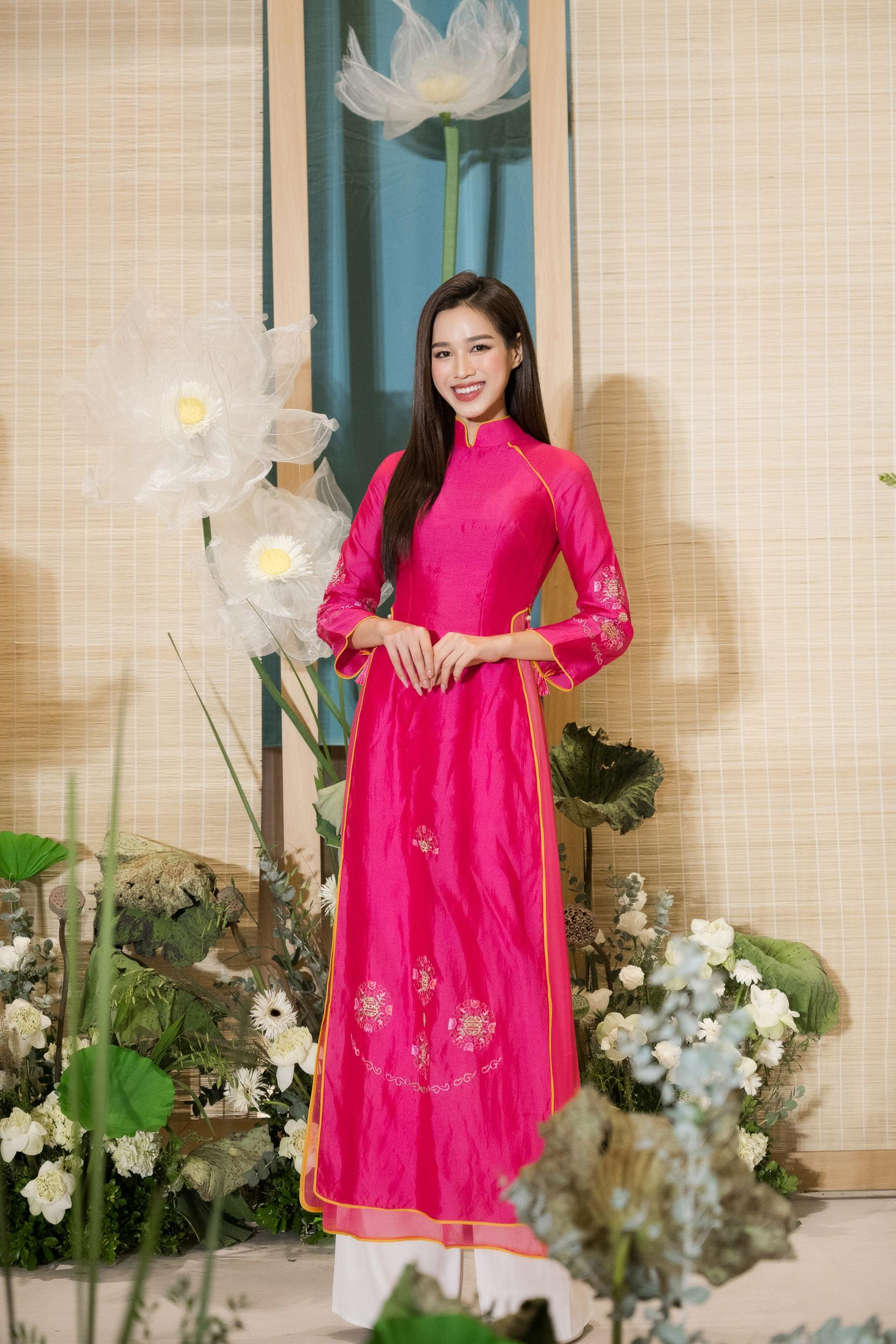 Trong khi đó, Đỗ Thị Hà nổi bật với áo dài màu hồng kiểu dáng truyền thống. Trong khi đó, Đỗ Thị Hà nổi bật với áo dài màu hồng kiểu dáng truyền thống.