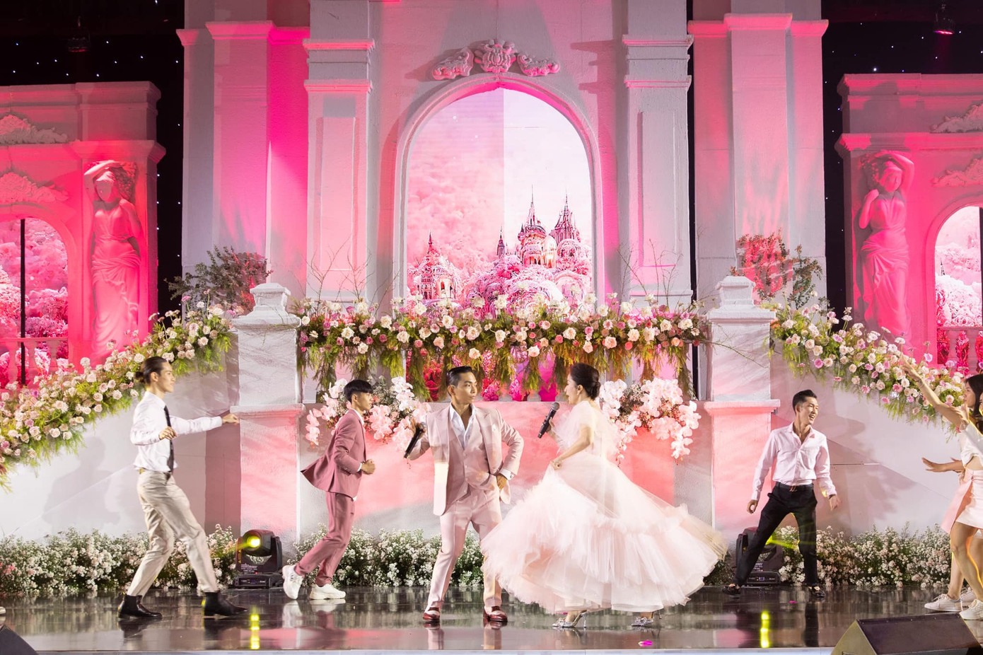 Khánh Thi và Phan Hiển cùng thể hiện ca khúc Cưới em về anh còn thương em không kết hợp vũ đạo bắt mắt. Khánh Thi và Phan Hiển cùng thể hiện ca khúc Cưới em về anh còn thương em không kết hợp vũ đạo bắt mắt.