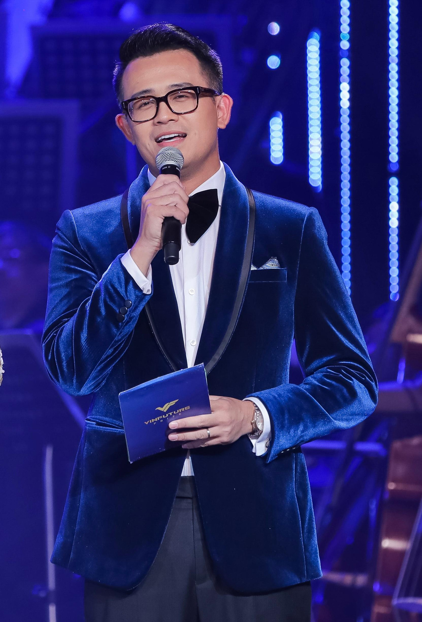 MC Đức Bảo trong Lễ trao giải VinFuture lần thứ nhất.