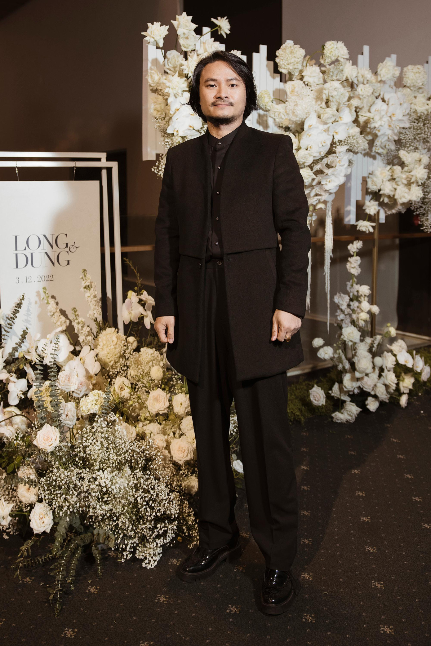 Đạo diễn Hoàng Nhật Nam lẻ bóng khi thiếu sự đồng hành của bà xã Phạm Kim Dung. Hiện tại, anh gấp rút chuẩn bị kịch bản và sân khấu cho chung kết Hoa hậu Việt Nam 2022.