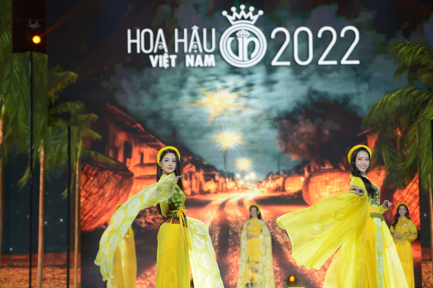 Trải qua hơn ba thập kỷ hình thành và phát triển, áo dài luôn là phần thi quan trọng không thể thay thế của cuộc thi Hoa hậu Việt Nam.