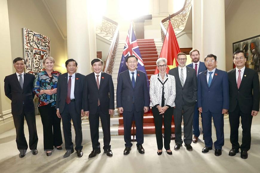 Chủ tịch Quốc hội Vương Đình Huệ và bà Linda Dessau, Thống đốc bang Victoria với đại biểu. (Ảnh: Doãn Tấn/TTXVN)