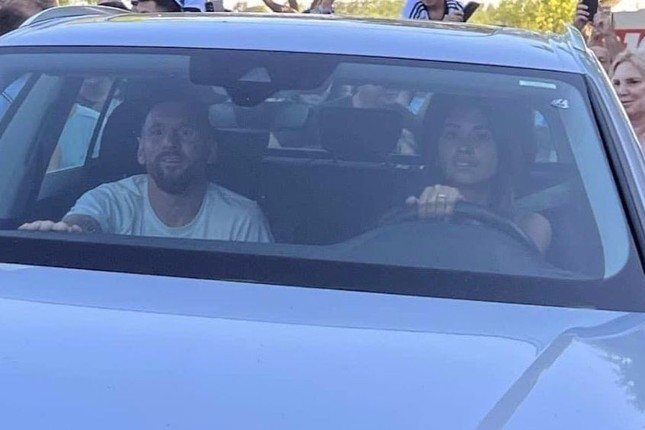 Messi ngồi xe vợ lái khi về nhà.