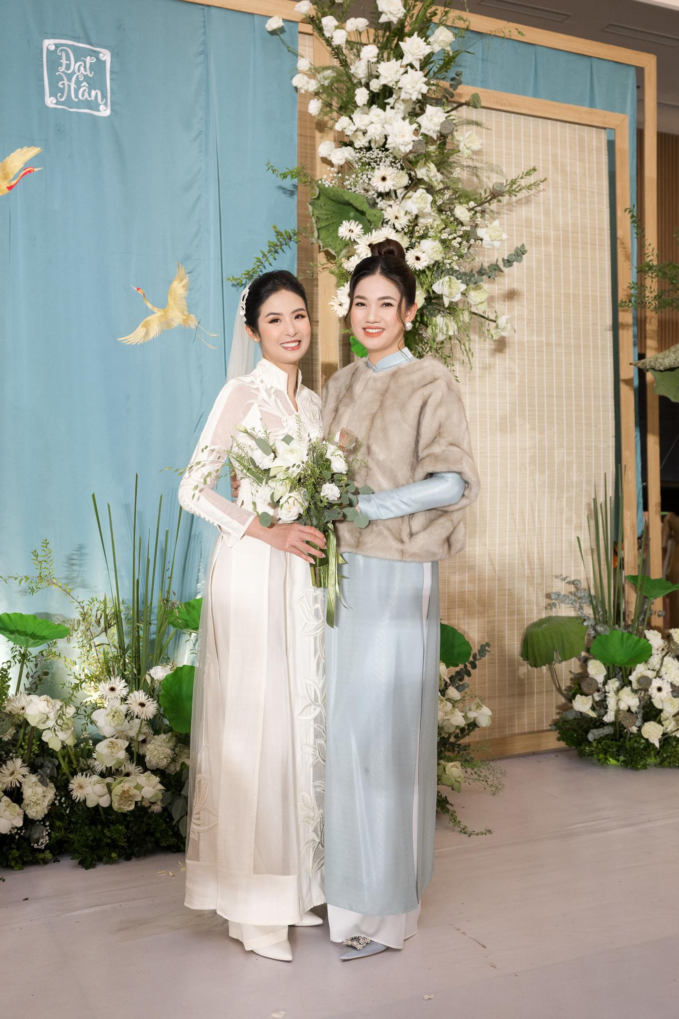 Á hậu Thanh Tú diện áo dài màu xanh nền nã dự đám cưới đàn chị. Sau khi kết hôn, Thanh Tú hạn chế tham gia các hoạt động showbiz. Cô lui về hậu trường, tập trung chăm lo cho tổ ấm của mình và mở công ty riêng. Cô lên xe hoa năm 2018 và hiện đã là mẹ của hai con. Á hậu Thanh Tú diện áo dài màu xanh nền nã dự đám cưới đàn chị. Sau khi kết hôn, Thanh Tú hạn chế tham gia các hoạt động showbiz. Cô lui về hậu trường, tập trung chăm lo cho tổ ấm của mình và mở công ty riêng. Cô lên xe hoa năm 2018 và hiện đã là mẹ của hai con.