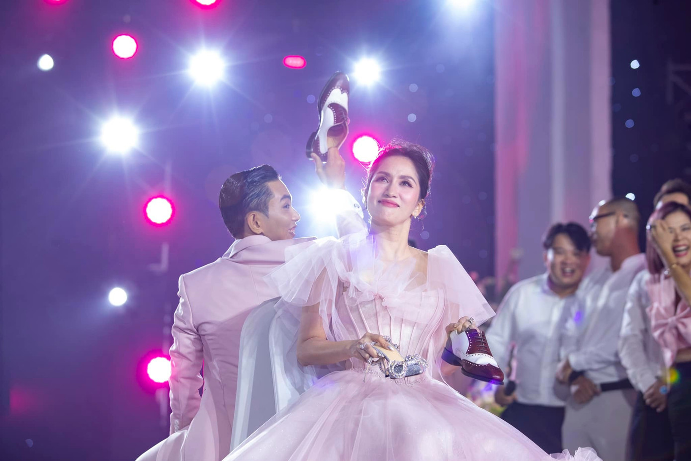 Cô dâu và chú rể có những phút thư giãn bên các nghệ sĩ khi chơi trò chơi đặt câu hỏi. Cô dâu và chú rể có những phút thư giãn bên các nghệ sĩ khi chơi trò chơi đặt câu hỏi.