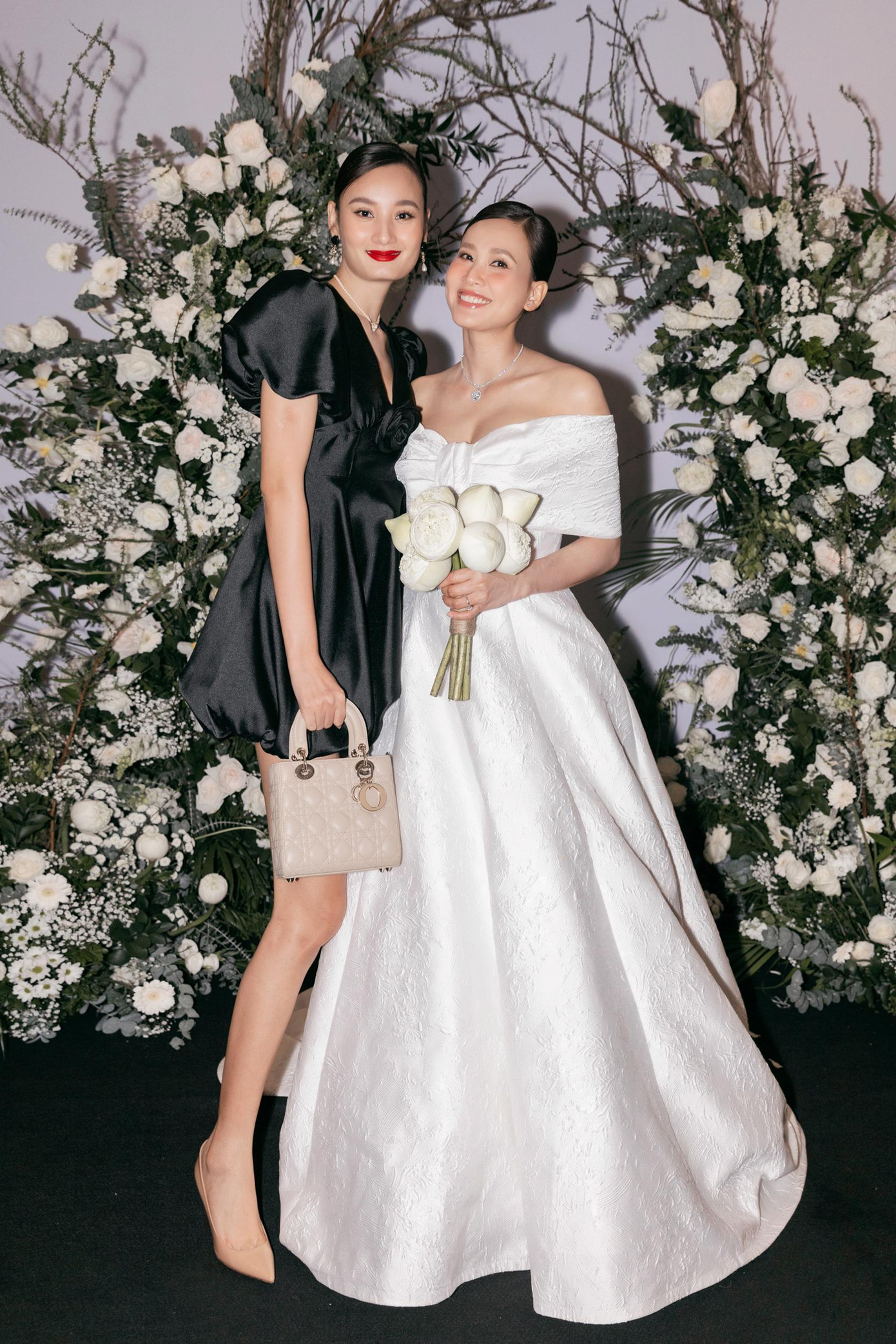 Lê Thúy và Lê Thanh Thảo cùng chọn diện trang phục màu đen. Lê Thúy mặc đầm xẻ ngực, cao trên gối trong khi Lê Thanh Thảo thanh lịch nhưng không kém phần quyến rũ với đầm ren, kiểu dáng cổ điển.