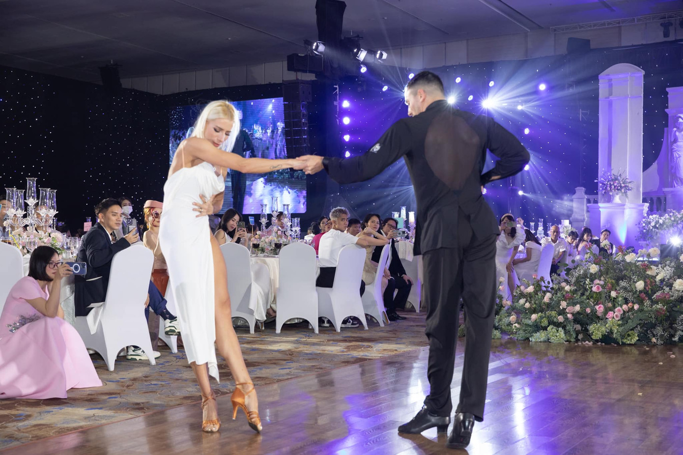 Cặp vũ công Gabriele Goffredo - Anna Matus có mặt trong hôn lễ của Khánh Thi và mang tới màn khiêu vũ với những động tác quyến rũ. Họ là bạn thân của Khánh Thi và Phan Hiển, từng đạt giải vô địch thế giới khi thi đấu dancesport. Cặp vũ công Gabriele Goffredo - Anna Matus có mặt trong hôn lễ của Khánh Thi và mang tới màn khiêu vũ với những động tác quyến rũ. Họ là bạn thân của Khánh Thi và Phan Hiển, từng đạt giải vô địch thế giới khi thi đấu dancesport.