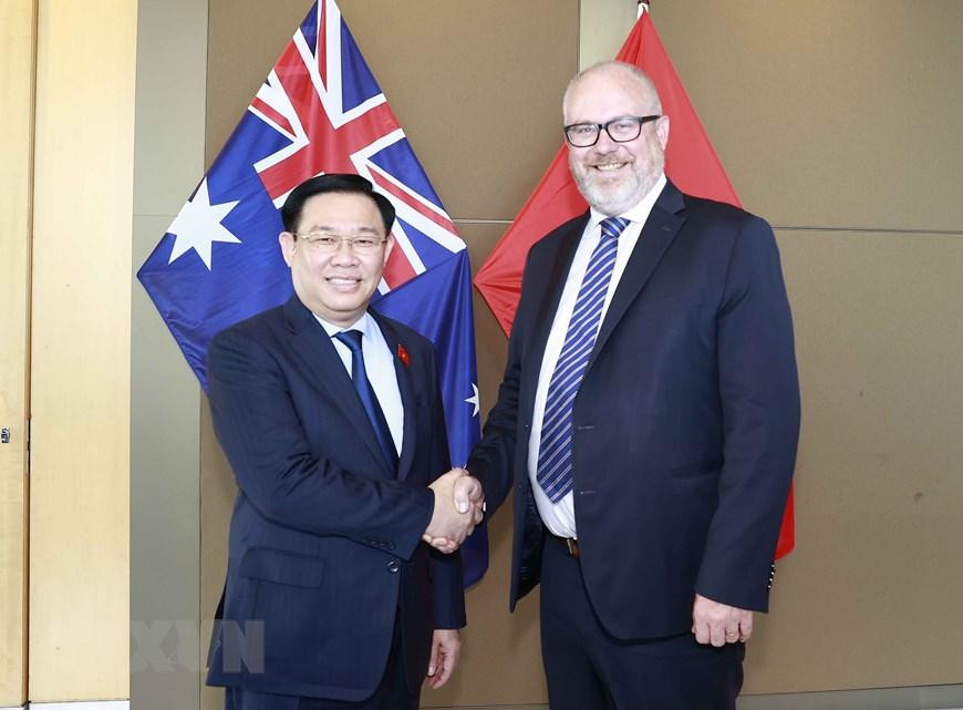 Chủ tịch Quốc hội Vương Đình Huệ tiếp đồng Bộ trưởng phụ trách Thương mại và Sản xuất Australia Tims Ayres. (Ảnh: Doãn Tấn/TTXVN)