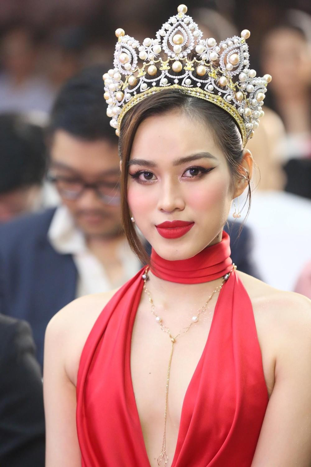 Hoa hậu Đỗ Hà tập trung việc học giai đoạn này. Hoa hậu Đỗ Hà tập trung việc học giai đoạn này.